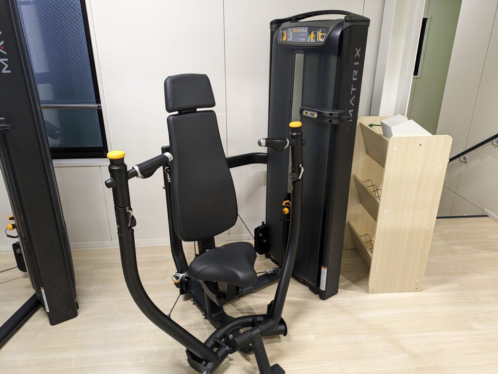 マシン紹介／Versa チェストプレス - メディカルフィットネスM